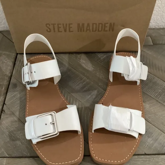 STEVE MADDEN Women's Santo Buckle Detailed Sandals, size 10