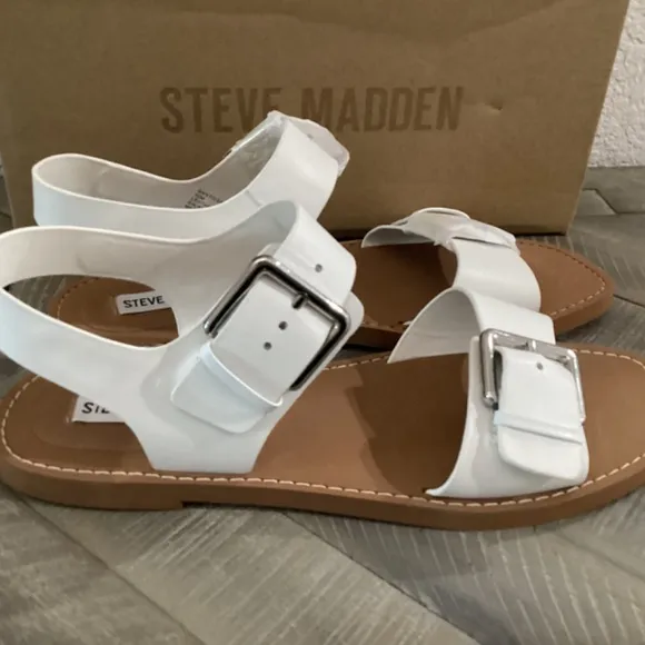 STEVE MADDEN Women's Santo Buckle Detailed Sandals, size 10