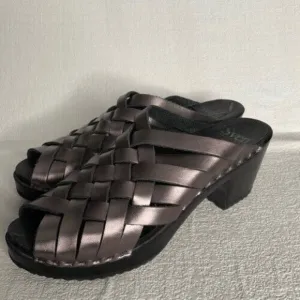 Sven Womens Size 40/US9.5-10 Silver/Black Wooden Soles Open Toe Swedish Sandals