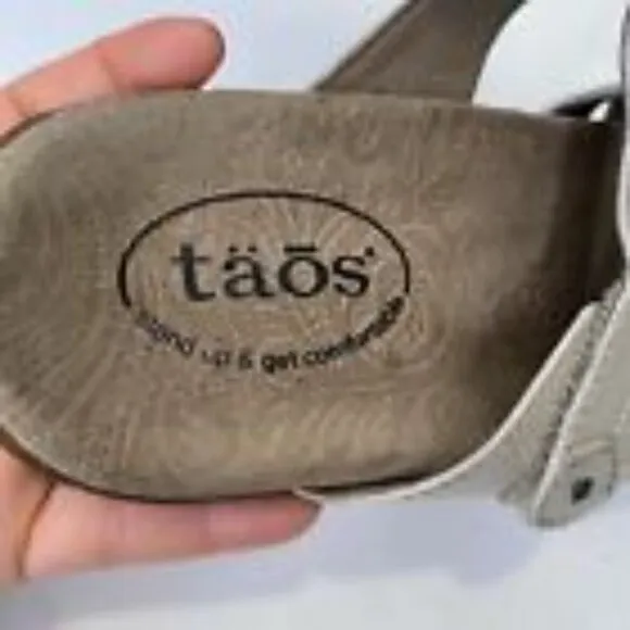 Taos Double U Leather Strappy Slide Sandals Size 9M in Silver Colorway