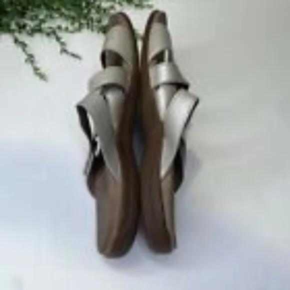 Taos Double U Leather Strappy Slide Sandals Size 9M in Silver Colorway