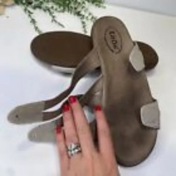 Taos Double U Leather Strappy Slide Sandals Size 9M in Silver Colorway