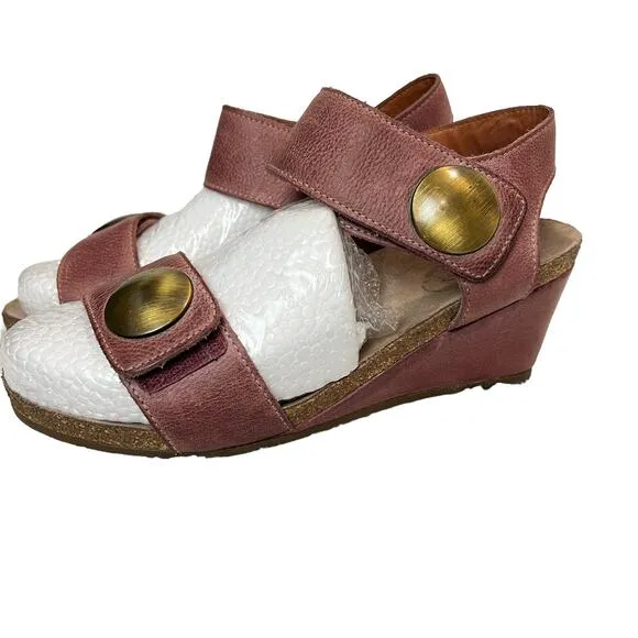 TAÖS Mauve Leather Wedge Sandals. Brass Detail 7