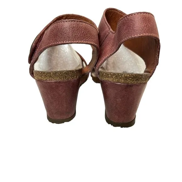 TAÖS Mauve Leather Wedge Sandals. Brass Detail 7