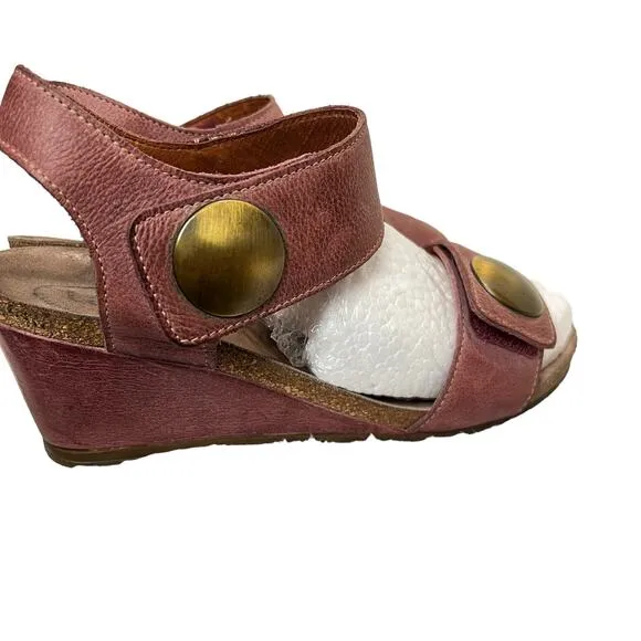 TAÖS Mauve Leather Wedge Sandals. Brass Detail 7