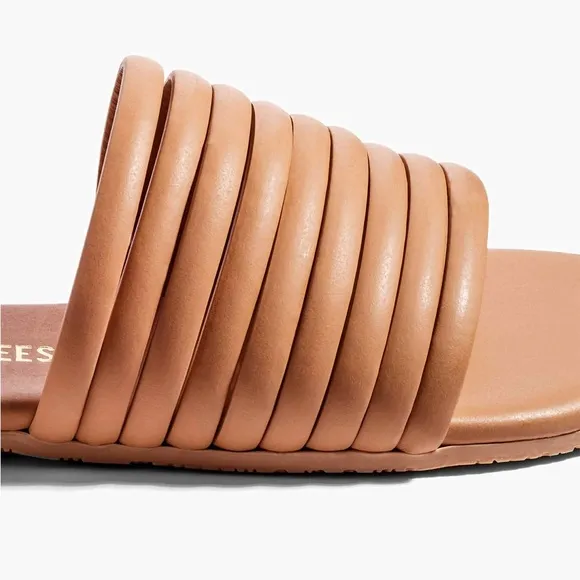 Tkees Caro Sandals/Flips in Pout SIZE 7