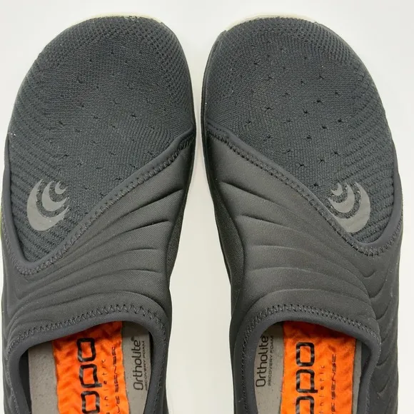 Topo Athletic M-Vibe Active Recovery Shoes Mens 9 Black White Slip On Sneakers