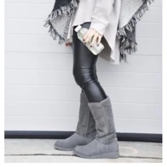 UGG Amie Slim Gray Suede Platform Boots Size 10 EUC