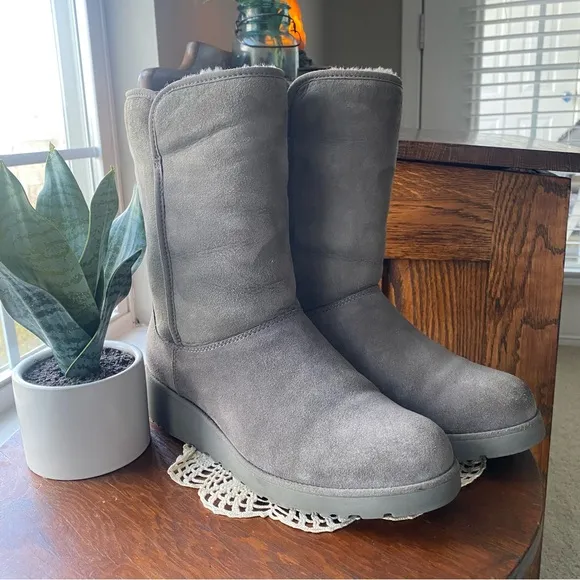 UGG Amie Slim Gray Suede Platform Boots Size 10 EUC
