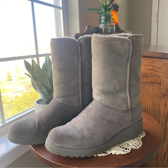 UGG Amie Slim Gray Suede Platform Boots Size 10 EUC