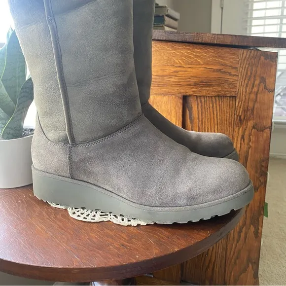 UGG Amie Slim Gray Suede Platform Boots Size 10 EUC