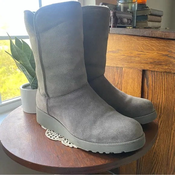 UGG Amie Slim Gray Suede Platform Boots Size 10 EUC