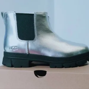 UGG Ashton Chelsea Leather Boot Girl (GS) Women's size 7.5 Big girl 6. New with