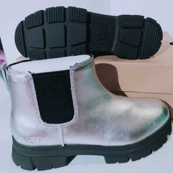UGG Ashton Chelsea Leather Boot Girl (GS) Women's size 7.5 Big girl 6. New with