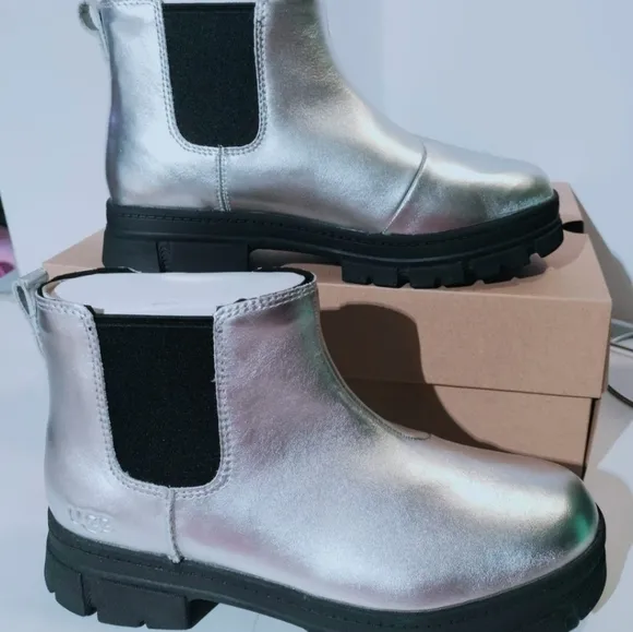UGG Ashton Chelsea Leather Boot Girl (GS) Women's size 7.5 Big girl 6. New with