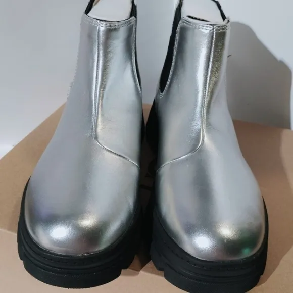 UGG Ashton Chelsea Leather Boot Girl (GS) Women's size 7.5 Big girl 6. New with