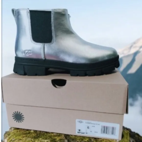 UGG Ashton Chelsea Leather Boot Girl (GS) Women's size 7.5 Big girl 6. New with