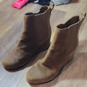UGG Brown Ankle Boots with Chunky Sole and Elastic Panels