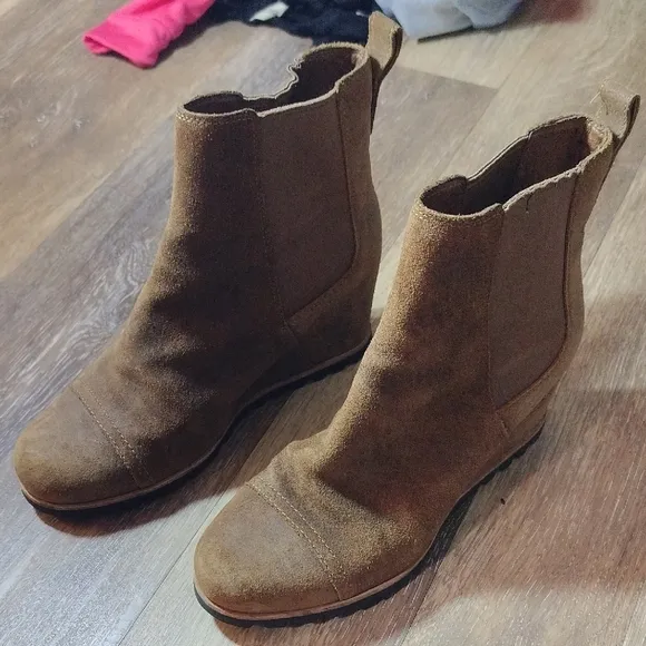 UGG Brown Ankle Boots with Chunky Sole and Elastic Panels