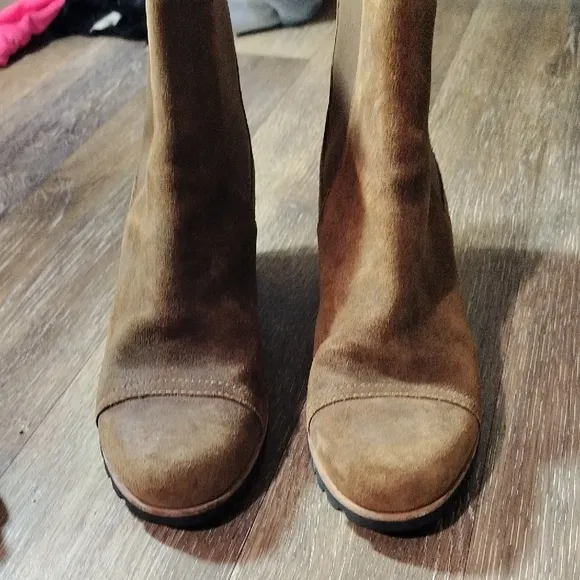UGG Brown Ankle Boots with Chunky Sole and Elastic Panels