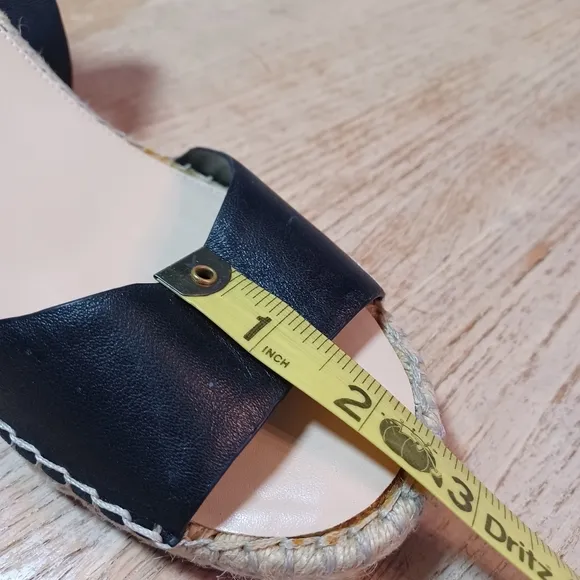 VINCE CAMUTO  WEDGE SANDALS SIZE 10