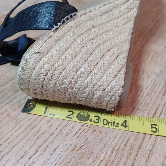 VINCE CAMUTO  WEDGE SANDALS SIZE 10