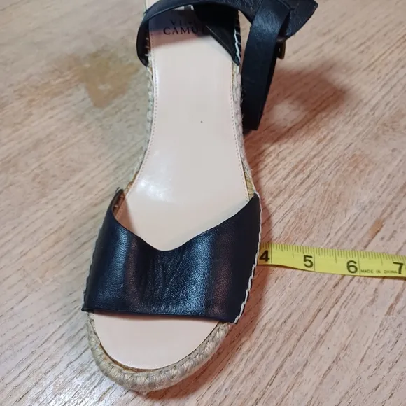 VINCE CAMUTO  WEDGE SANDALS SIZE 10