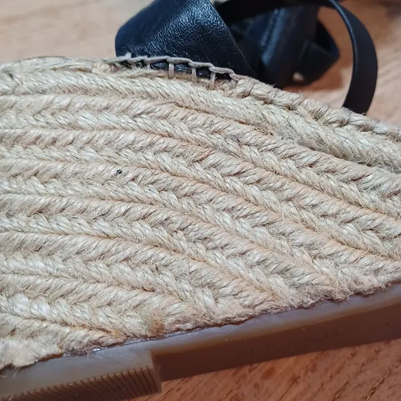 VINCE CAMUTO  WEDGE SANDALS SIZE 10