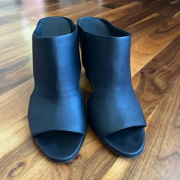 VInce Kaya leather cut out accent sandals, USED