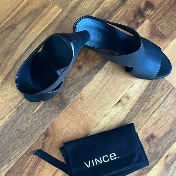 VInce Kaya leather cut out accent sandals, USED