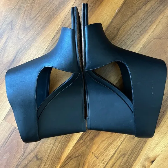 VInce Kaya leather cut out accent sandals, USED