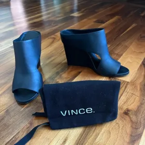VInce Kaya leather cut out accent sandals, USED