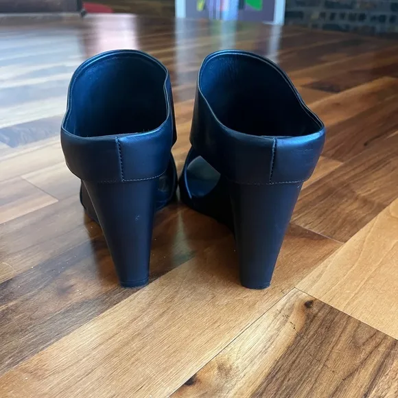VInce Kaya leather cut out accent sandals, USED