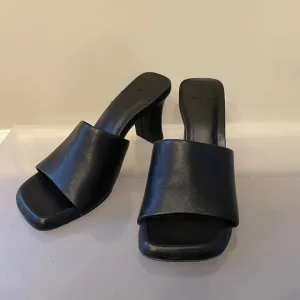 Vince Square toe mule sandals in black leather size 6.5/7 NWT