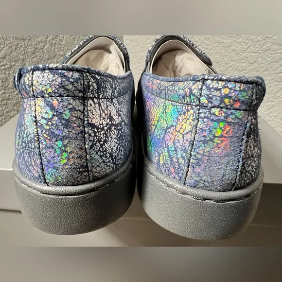 Vionic Avery Women's Metallic Blue Shoes Leather‎ Slip On Flat Sneakers size 7.5