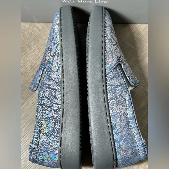 Vionic Avery Women's Metallic Blue Shoes Leather‎ Slip On Flat Sneakers size 7.5