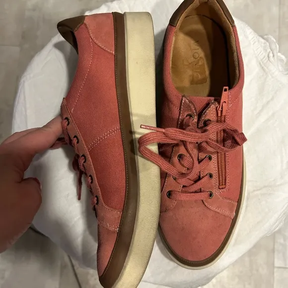 Vionic Coral Pink Suede &amp; Canvas Sneakers w/ Zip Detail - Women’s Size 10