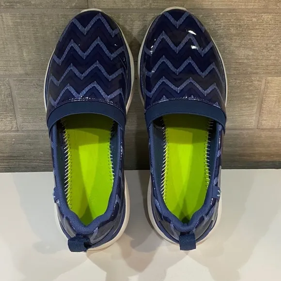 Vionic Fiona Pro Slip On Slip Resistant Shoes in Navy Chevron Size 8