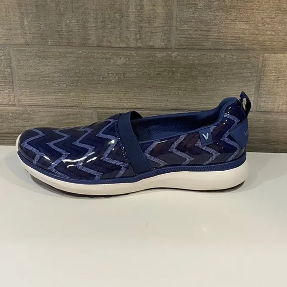 Vionic Fiona Pro Slip On Slip Resistant Shoes in Navy Chevron Size 8