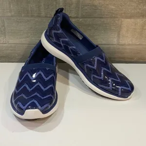 Vionic Fiona Pro Slip On Slip Resistant Shoes in Navy Chevron Size 8