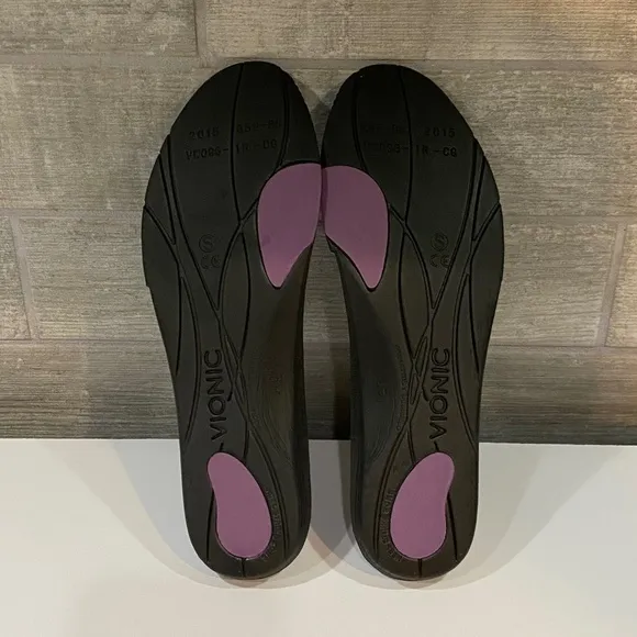 Vionic Fiona Pro Slip On Slip Resistant Shoes in Navy Chevron Size 8
