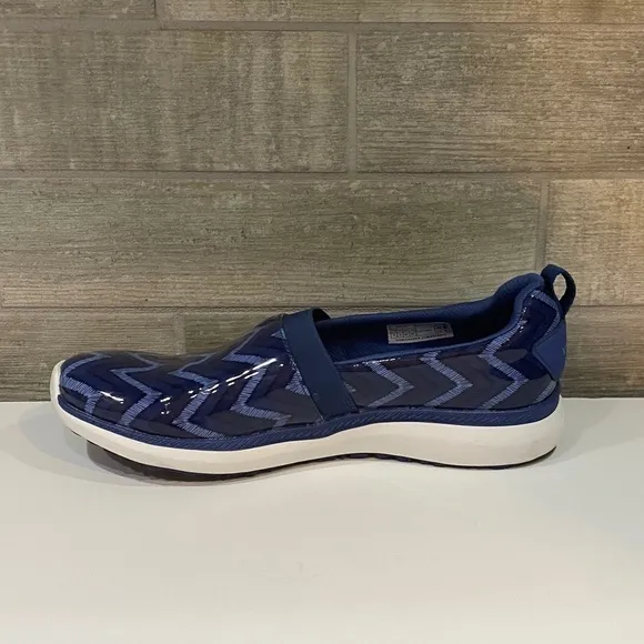 Vionic Fiona Pro Slip On Slip Resistant Shoes in Navy Chevron Size 8