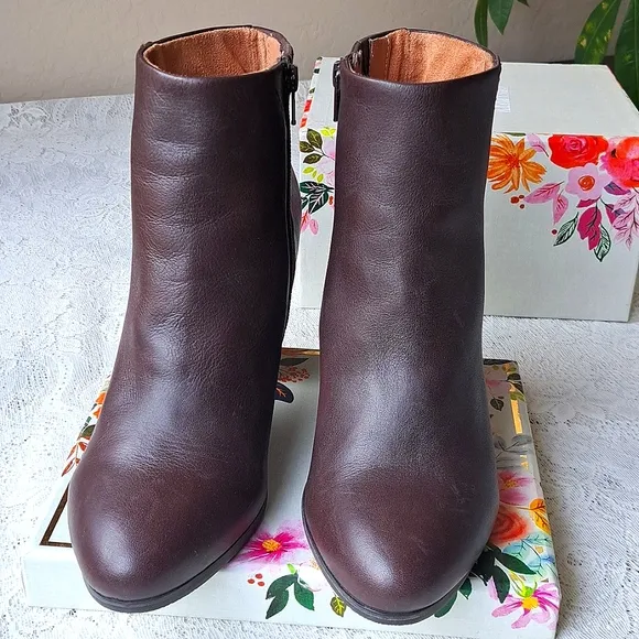 VIONIC Kennedy Chocolate Brown Leather Ankle Heeled Booties Boots 9, 3 1/4&quot; heel