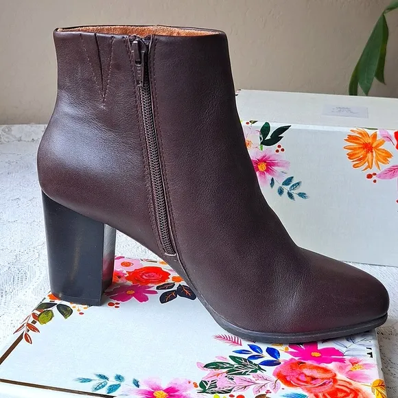 VIONIC Kennedy Chocolate Brown Leather Ankle Heeled Booties Boots 9, 3 1/4&quot; heel