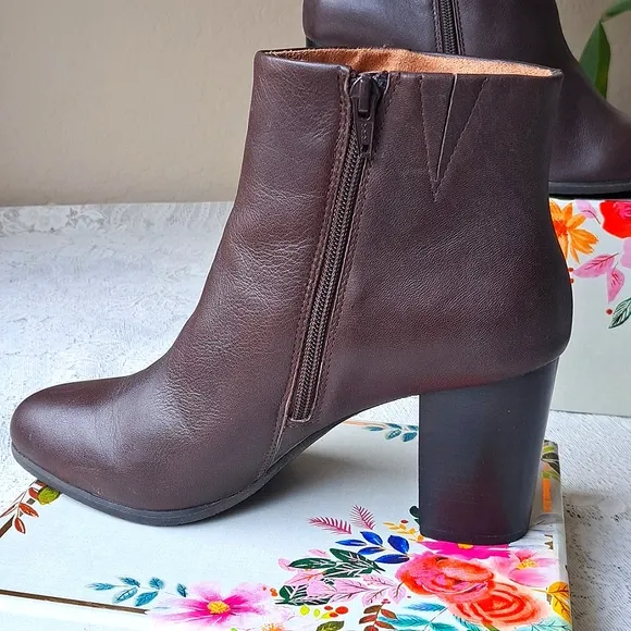 VIONIC Kennedy Chocolate Brown Leather Ankle Heeled Booties Boots 9, 3 1/4&quot; heel