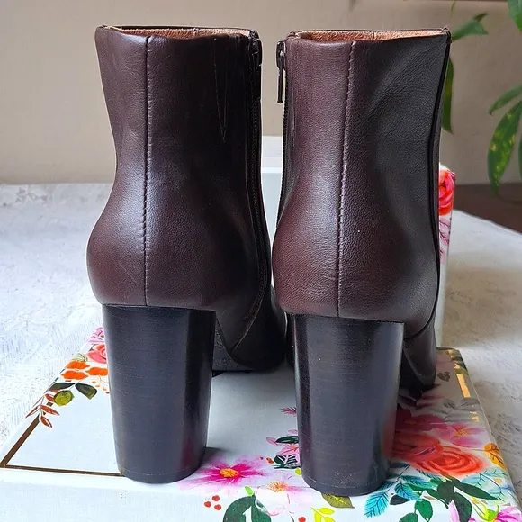 VIONIC Kennedy Chocolate Brown Leather Ankle Heeled Booties Boots 9, 3 1/4&quot; heel