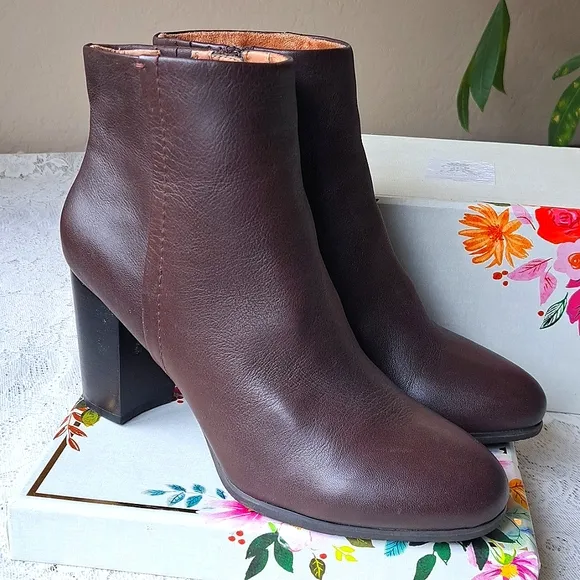 VIONIC Kennedy Chocolate Brown Leather Ankle Heeled Booties Boots 9, 3 1/4&quot; heel