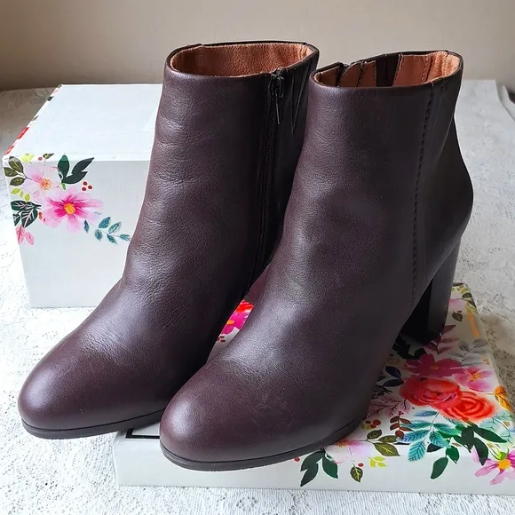VIONIC Kennedy Chocolate Brown Leather Ankle Heeled Booties Boots 9, 3 1/4&quot; heel