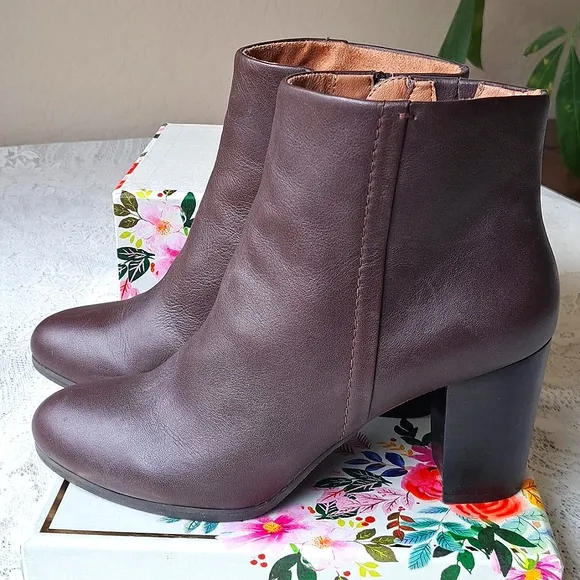 VIONIC Kennedy Chocolate Brown Leather Ankle Heeled Booties Boots 9, 3 1/4&quot; heel