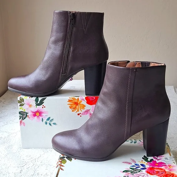 VIONIC Kennedy Chocolate Brown Leather Ankle Heeled Booties Boots 9, 3 1/4&quot; heel